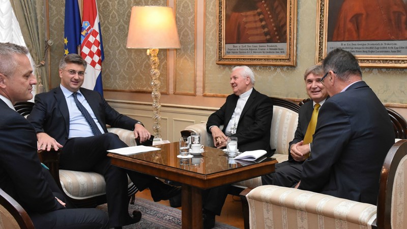 Predsjednik Vlade Andrej Plenković s biskupom Franjom Komaricom  